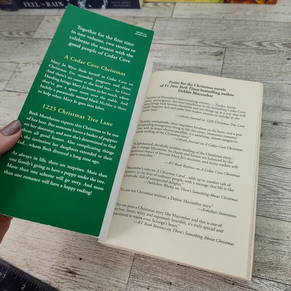 CHRISTMAS COMES TO CEDAR GROVE Debbie Macomber Trade Paperback 2018‎ Harlequin - Picture 3 of 11